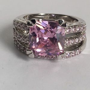 NEW BEAUTIFUL WOMENS RING SIZE 6